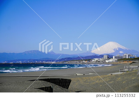冬の茅ヶ崎海岸から見る富士山冠雪風景 113255332