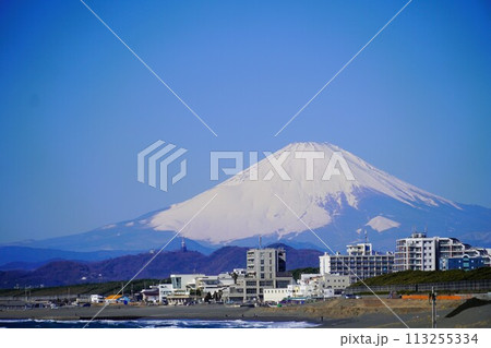 冬の茅ヶ崎海岸から見る富士山冠雪風景 113255334
