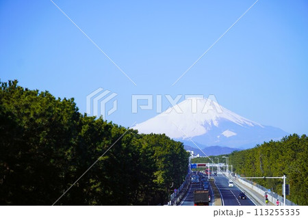 茅ヶ崎147号線の歩道橋から見た富士山冠雪風景 113255335