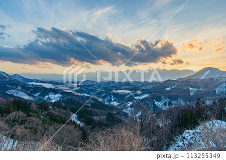 夕暮れ時の雪山 113255349