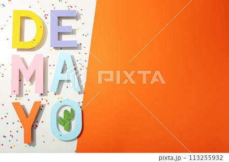 The inscription "de Mayo" on a light background 113255932