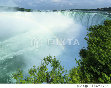 虹のかかるナイアガラフォールズ (カナダ滝) / Niagara Falls 113256722