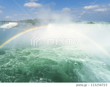 虹のかかるナイアガラフォールズとナイアガラ川 / Niagara Falls 113256723
