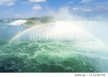 虹のかかるナイアガラフォールズとナイアガラ川 / Niagara Falls 113256726