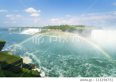 虹のかかるナイアガラフォールズとナイアガラ川 / Niagara Falls 113256731