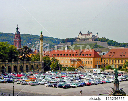 ドイツ ヴュルツブルグ レジデンツの駐車場と丘の上のマリエンベルグ要塞 ドイツ ヴュルツブルグ レジデンツの駐車場と丘の上のマリエンベルグ要塞 113256855