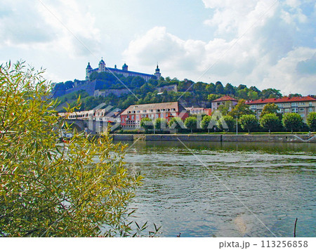 ドイツ　ヴュルツブルグ　マイン川右岸から見上げるマリエンベルグ要塞 113256858