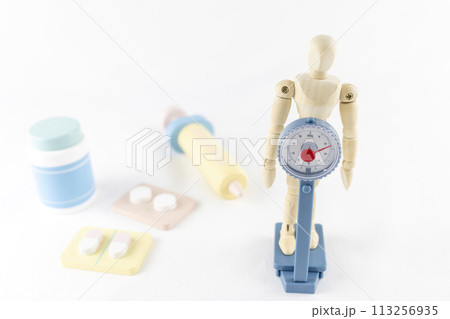 薬を使ってダイエットするデッサン人形のイメージ 薬を使ってダイエットするデッサン人形のイメージ 113256935