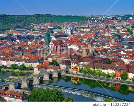 ドイツの古都ビュルツブルグ マリエンベルグ要塞から旧市街を俯瞰する ドイツの古都ビュルツブルグ マリエンベルグ要塞から旧市街を俯瞰する 113257224