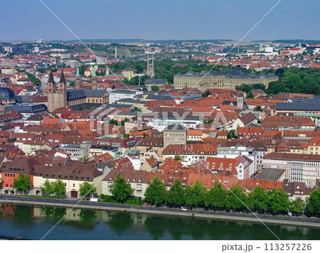 ドイツの古都ビュルツブルグ マリエンベルグ要塞から旧市街を俯瞰する ドイツの古都ビュルツブルグ マリエンベルグ要塞から旧市街を俯瞰する 113257226