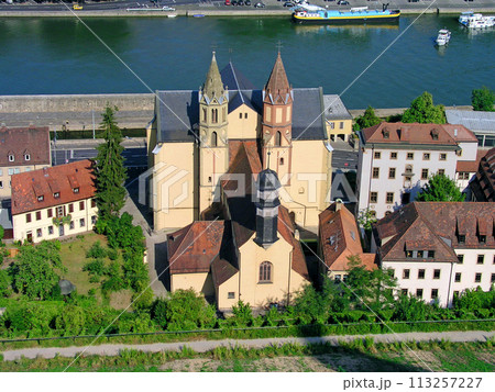 ドイツの古都ビュルツブルグ マリエンベルグ要塞から旧市街を俯瞰する 113257227
