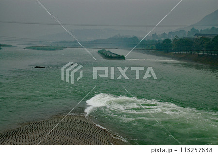 中国 四川省 都江堰 分水堤 魚嘴 中国 四川省 都江堰 分水堤 魚嘴 113257638