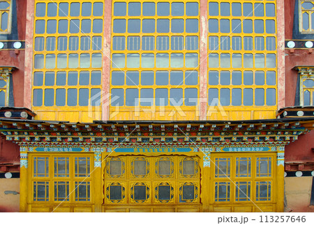 中国　雲南省　シャングリラ　松賛林寺　窓 113257646