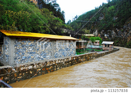中国 雲南省 シャングリラ県 茶馬古道 天生橋温泉と川 中国 雲南省 シャングリラ県 茶馬古道 天生橋温泉と川 113257838