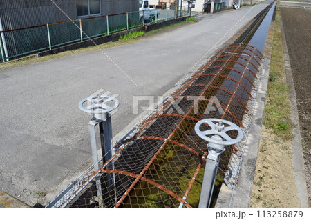 農道と農業用水路 田園風景 農道と農業用水路 田園風景 113258879