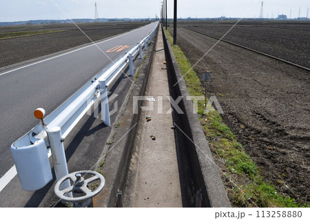 農道と農業用水路 田園風景 農道と農業用水路 田園風景 113258880