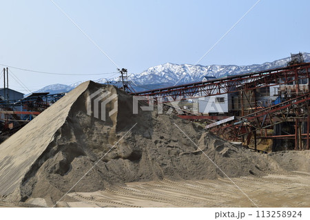 砕石工場 建設資材の生産現場 113258924