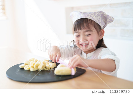 包丁でバナナをカットする女の子 113259780