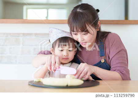 お母さんの料理を手伝う女の子 113259790