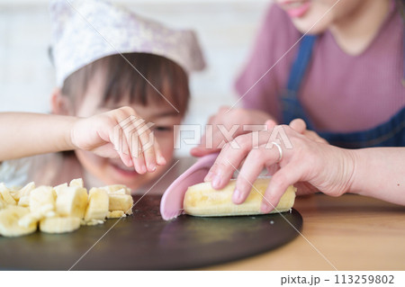 お母さんの料理を手伝う女の子 113259802