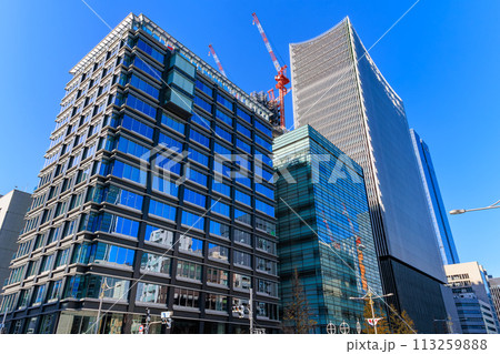 東京　中央区　京橋一丁目交差点からの都市風景 113259888