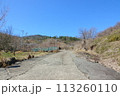 山間部の道路と畑 113260110