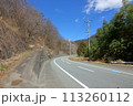 山間部の道路と脇の坂道 113260112