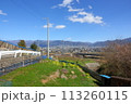 鉄塔と街並み、畑のある風景 113260115