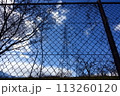 フェンスと鉄塔のシルエット 113260120