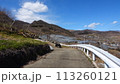 丘陵地の畑と農道 113260121