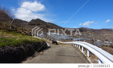 丘陵地の畑と農道 113260121