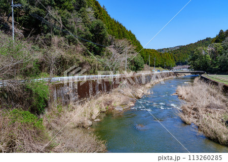 2024年春4月　布目ダムから流れ下る布目川の流れ　下流方向全景横構図 113260285