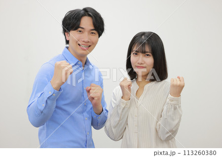 両手でガッツポーズ_カジュアルな服の男女_1 113260380
