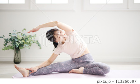 ストレッチをするミドル女性 113260397