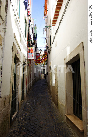 リスボンの旧市街の白壁の狭い路地裏 113260400