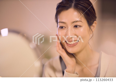 夜のスキンケアをするミドル女性 113260433