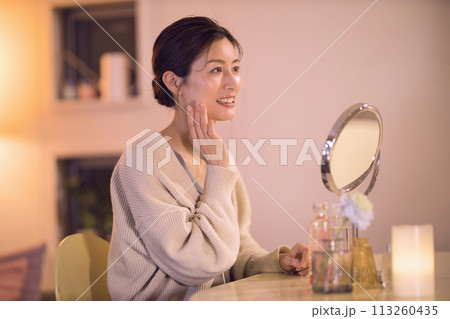 夜のスキンケアをするミドル女性 113260435