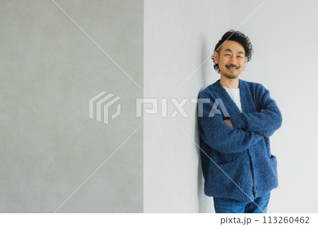 窓際でパソコンを使う男性 113260462