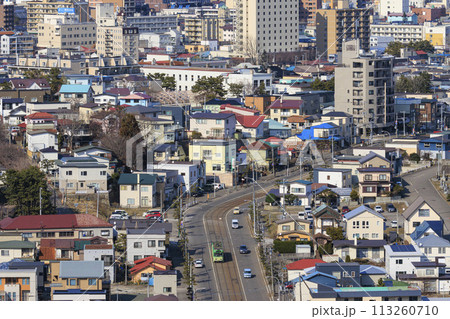 【ロゴぼかし・ナンバーぼかし済】函館市谷地頭町～青柳町の坂を登る路面電車と函館の街並み 113260710