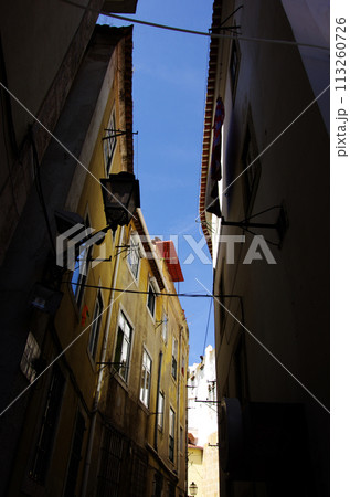 リスボン旧市街の古い家並みの路地裏 113260726