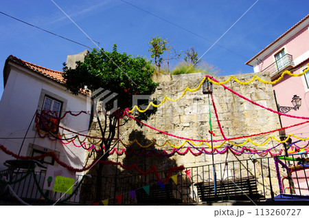 リスボン旧市街の古い家並みにカラフルな飾りつけ 113260727