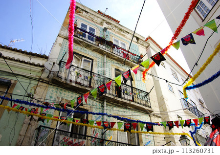 リスボン旧市街の白壁の家にカラフルな飾りつけ 113260731
