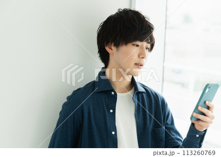 スマホを操作する若い男性 スマホを操作する若い男性 113260769