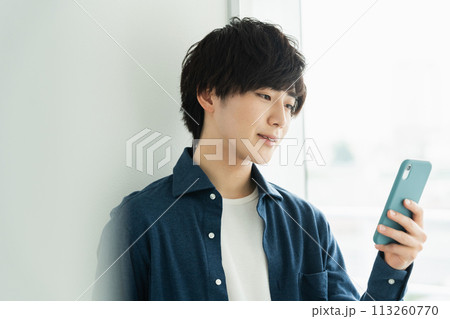 スマホを操作する若い男性 スマホを操作する若い男性 113260770