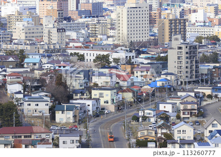 【ロゴ・ナンバー・運転手ぼかし済】函館市青柳町～谷地頭に下り坂を行くオレンジ色路面電車 113260777
