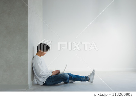 Tシャツを着た男性　　　 113260905