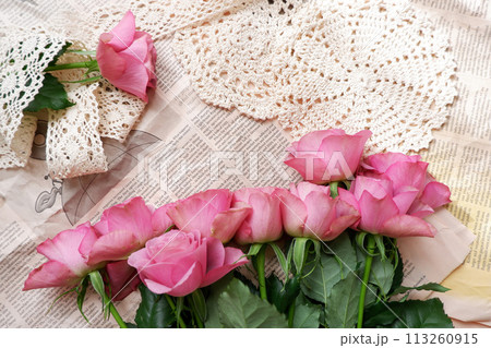 テーブルの上のバラの花束と白いレース テーブルの上のバラの花束と白いレース 113260915