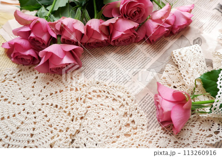 テーブルの上のバラの花束と白いレース テーブルの上のバラの花束と白いレース 113260916