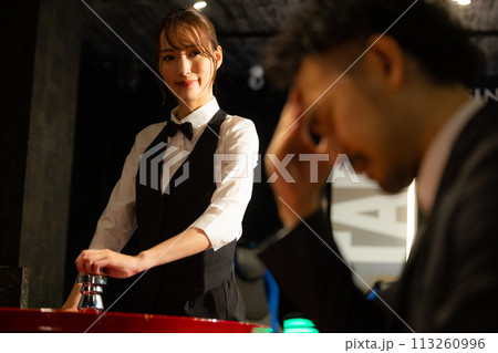 ルーレット　カジノで負けた男性 113260996