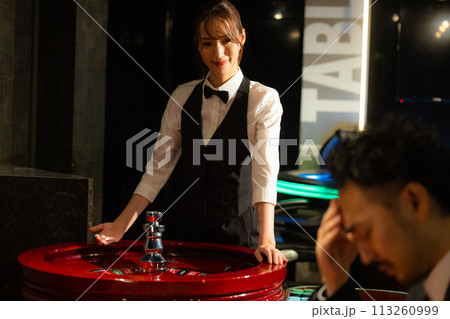 ルーレット カジノで負けた男性 ルーレット カジノで負けた男性 113260999